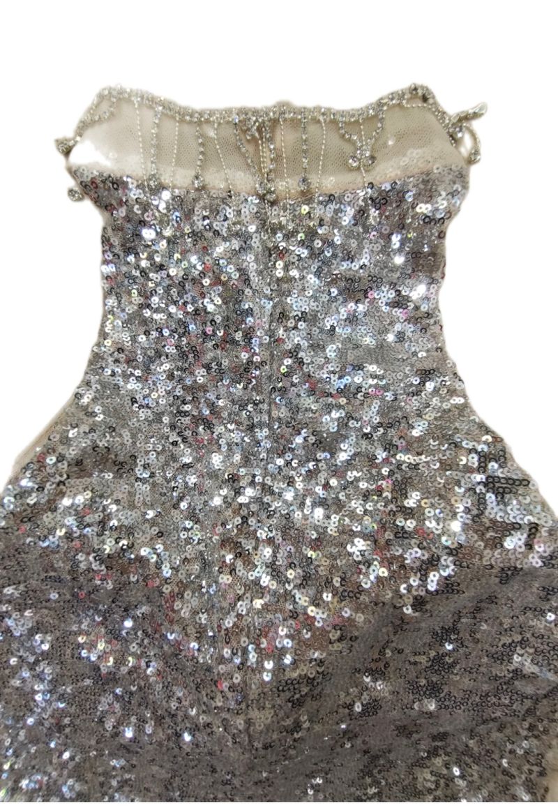 Elegante abito senza maniche in rete con paillettes e finiture in piume per feste ed eventi serali – Mini abito aderente sexy con scollo a V e decorazioni in strass_voghion.com