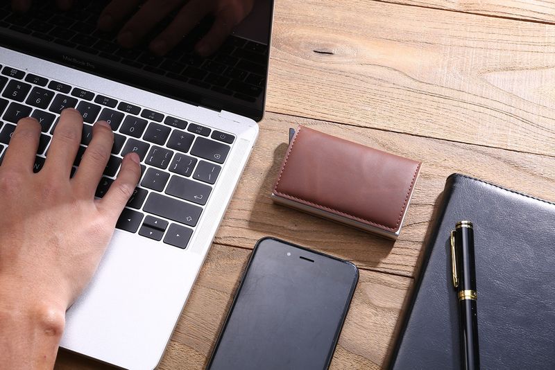 Férfi igazolványos hitelkártya-tartó, luxusmárkás, RFID-blokkolás elleni védelemmel ellátott, mágikus bőrből készült, vékony, mini, kis pénztárcák_voghion.com