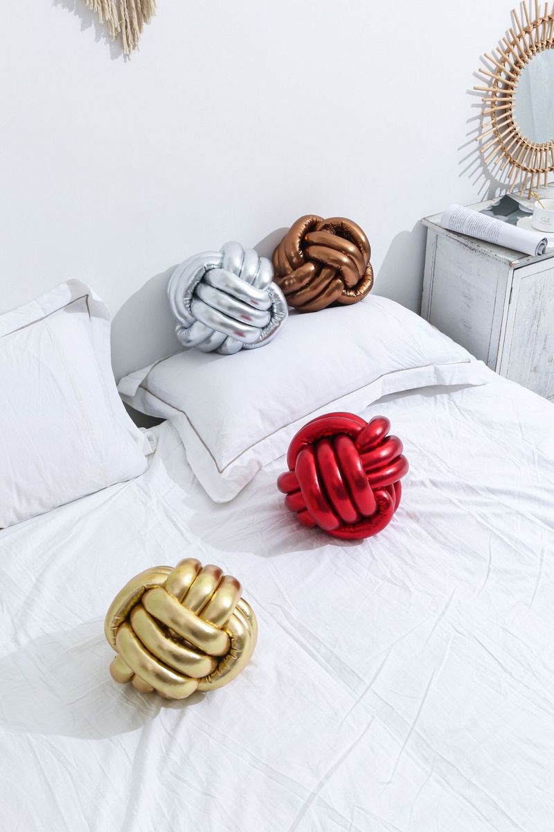 Cuscino natalizio intrecciato a mano - Cuscino a forma di sfera annodata in velluto rosso con stampa in lamina d'oro (decorativo a forma di sfera con corda intrecciata per divano/letto)_voghion.com
