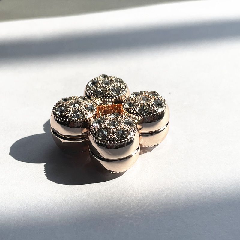 Sciarpa lunga super magnetica con fibbia in mattoni a pois fatti a mano da donna_voghion.com