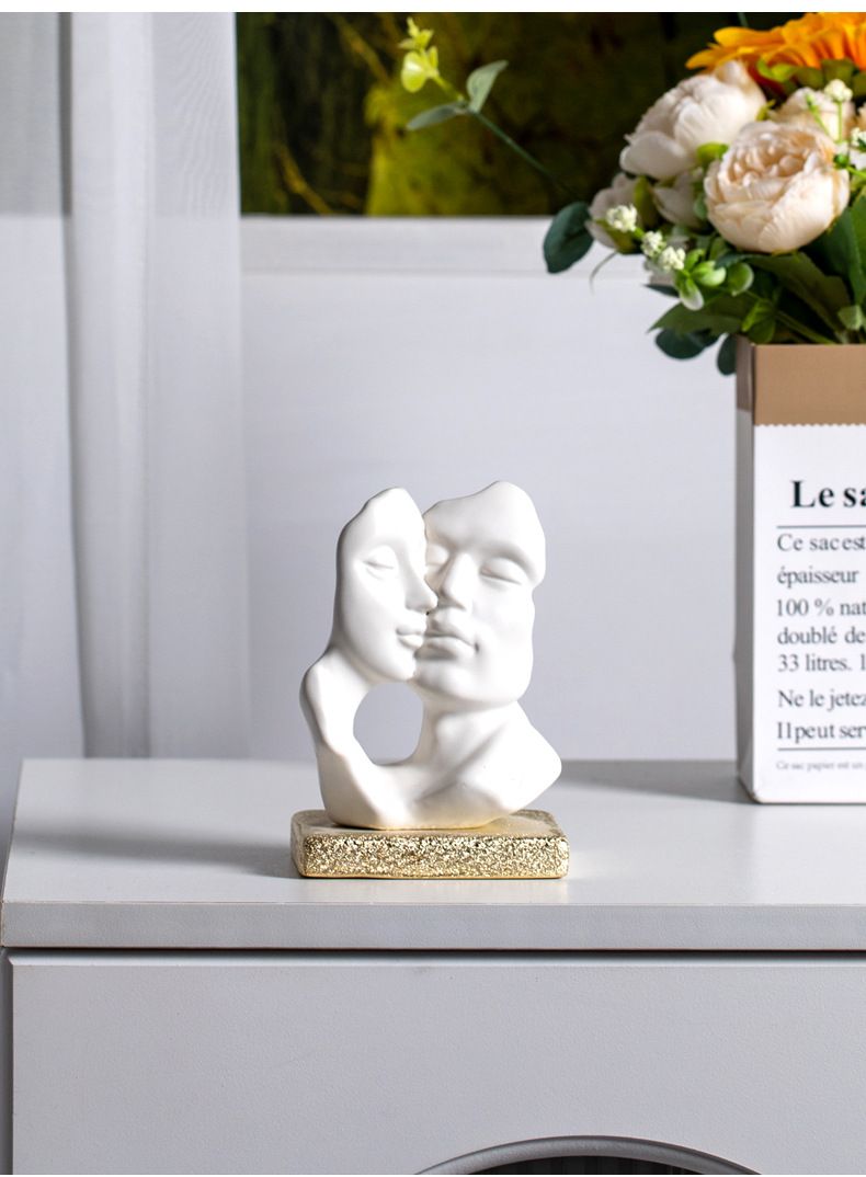 Sculpture de couple s'embrassant en céramique blanche pure - Figurine d'amour minimaliste pour décoration intérieure, cadeau d'anniversaire de mariage, souvenir romantique_voghion.com
