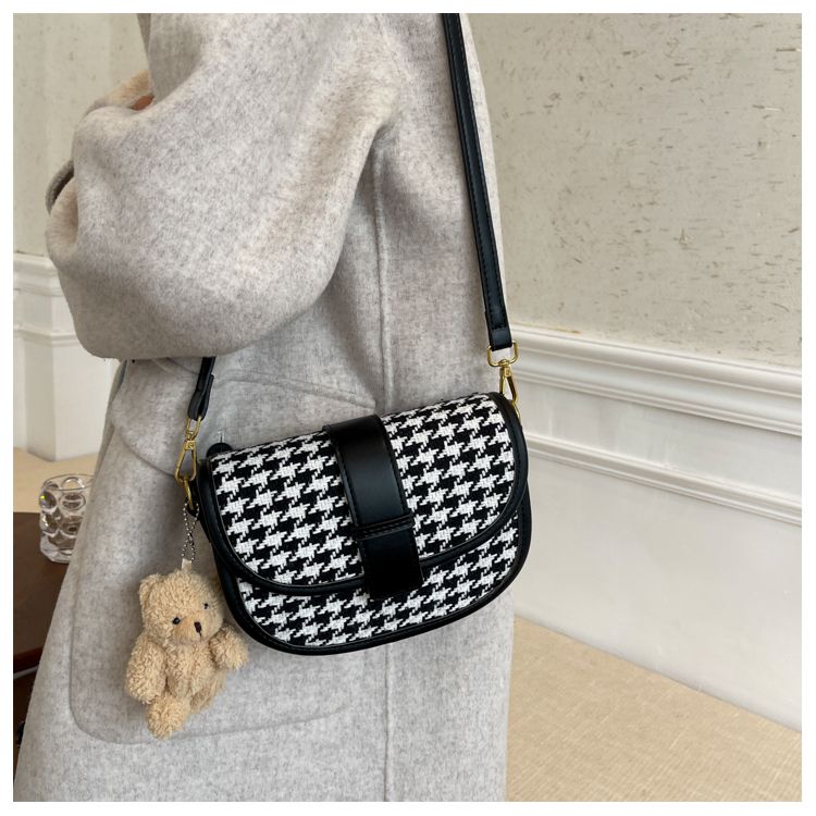 Feeling Small Women's Instagram niche 2024 New Fashion Inner Patch Single Shoulder Oblique Sewn Thousand Bird Grid_voghion.com