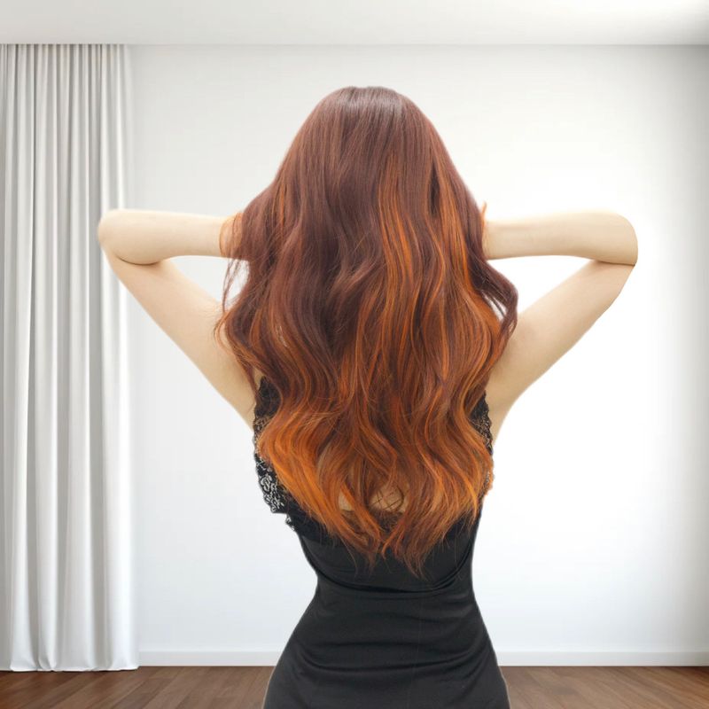 Eendeeleg Moudperück fir Fraen mat Pony, voller Kappschmuck, faarweg flamorange, laang gekrauselt Hoer_voghion.com