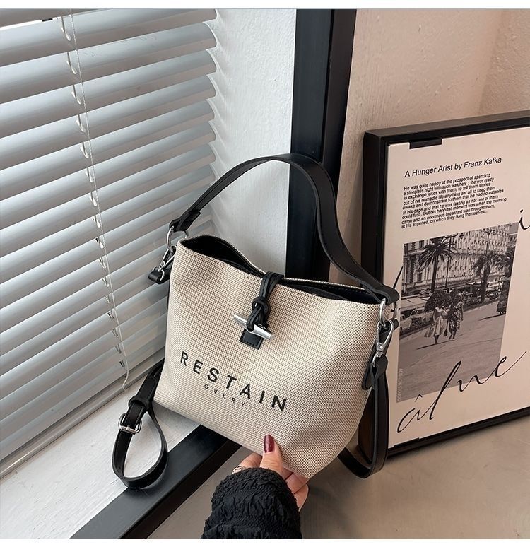 Design de nicho da moda deste ano 2025 Novas bolsas femininas casuais versáteis de lona crossbody de mão_voghion.com