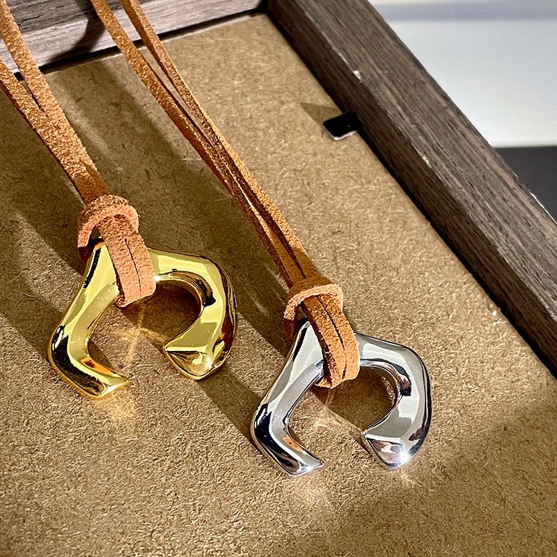 Collana con ciondolo a forma di ferro di cavallo in metallo a forma di U, in corda di pelle di caffè, con design di nicchia, da donna, astratta, in argento, lunga catena per maglione_voghion.com