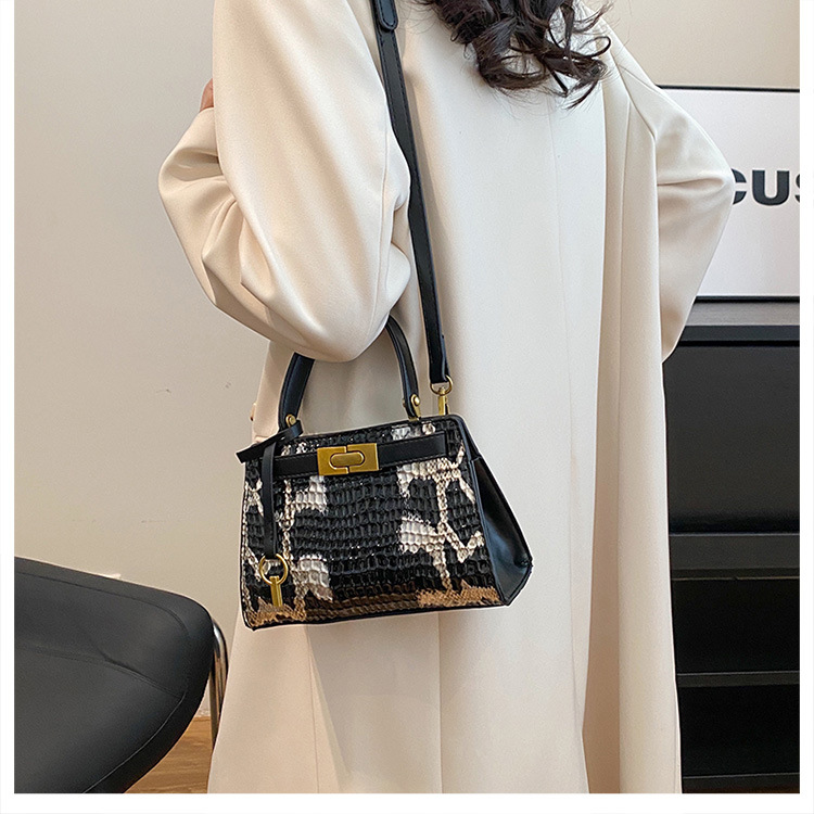 Väskor Dam 2023 Nya Handväskor med stor kapacitet High-end textur Krokodilmönster Medelålders Mother Bag Crossbody Bag_voghion.com