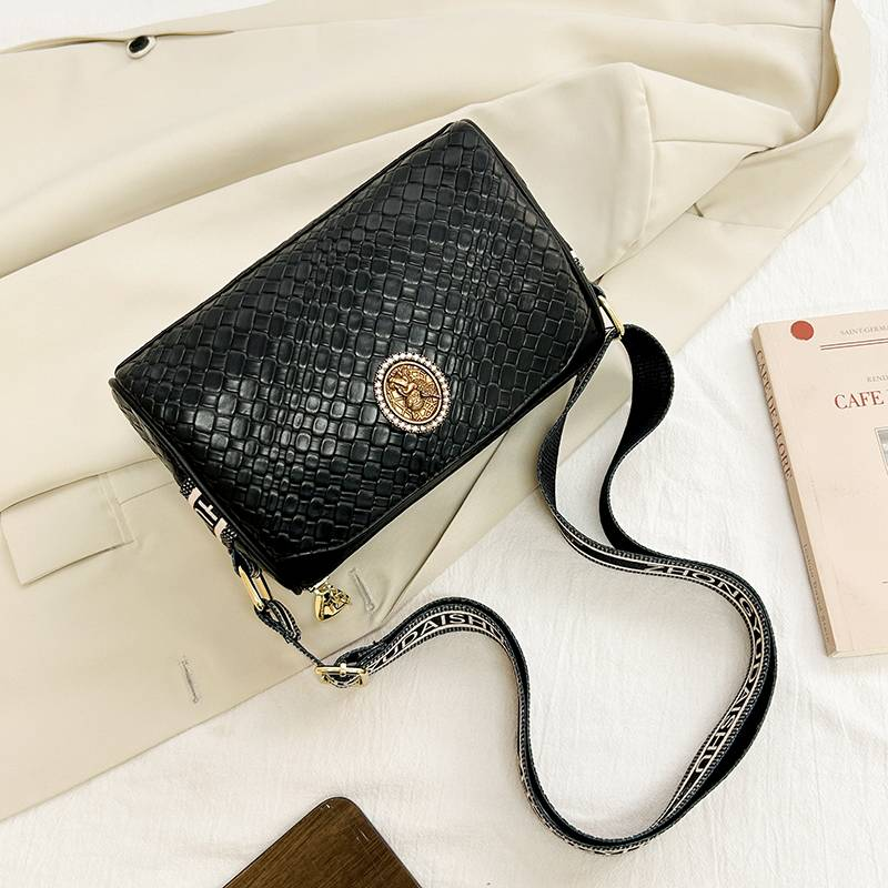 Kožená dámská taška Crossbody Polštář Barrel Woven_voghion.com