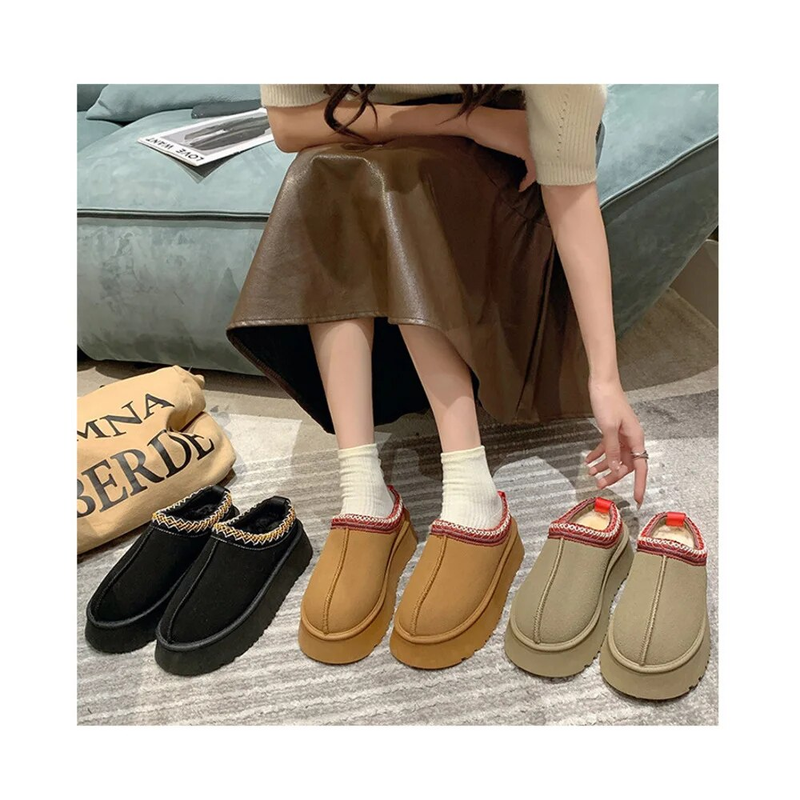 Tazz-Hausschuhe für Damen, Tasman-Pelz-Slides, klassische Senfkern-Ultra-Mini-Plateau-Stiefel, Slip-on-Designer-Winterstiefeletten aus Wildleder und Wolle von Les Petites_voghion.com