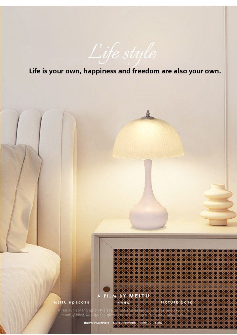 Lampada da comodino 2025 Nuova luce notturna romantica in stile crema per camera da letto principale moderna di lusso di fascia alta_voghion.com