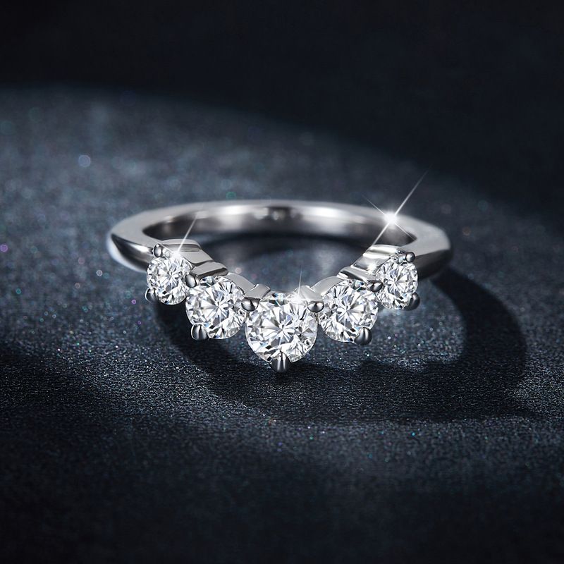 Anello con moissanite impilabile a forma di V in argento 925 con placcatura in oro 18 carati - Splendido design a semicerchio per donna_voghion.com
