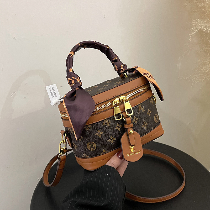 High-end female 2023 new fashion presbyopic box all-match portable shoulder Messenger cosmetic bag trend_voghion.com