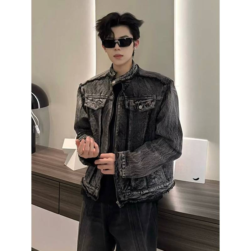 Giacca in denim lavato con spalline imbottite per uomo, dallo stile esclusivo e alla moda, è una giacca da lavoro corta in stile retrò con bordi sfrangiati per l'autunno e l'inverno._voghion.com