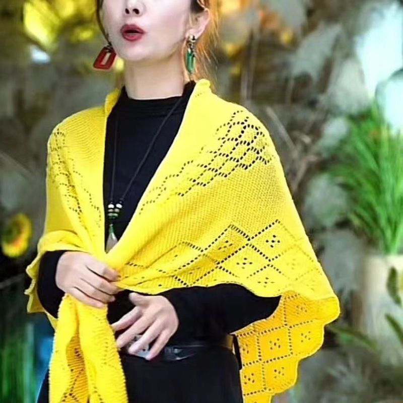 Neue modische Kollektion für Frühling/Herbst 2024: Vielseitiger, einfarbiger, gestrickter, rautenförmiger Dreiecksschal mit Lochmuster – ein stylischer Begleiter für jede Jahreszeit._voghion.com