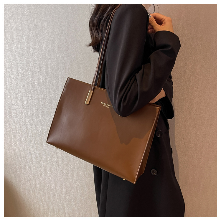 Großvolumige Tasche Damen 2023 Neue High-End-Mode-Nischendesign-Umhängetasche All-Match-Retro-Pendler-Einkaufstasche_voghion.com