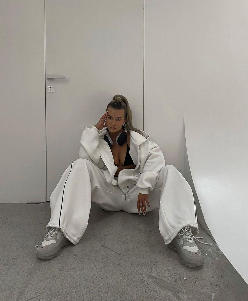 Completo da donna con felpa con cappuccio e pantaloni a gamba dritta con finiture a contrasto – Due pezzi streetwear oversize (4 colori) Completo coordinato urban athleisure_voghion.com