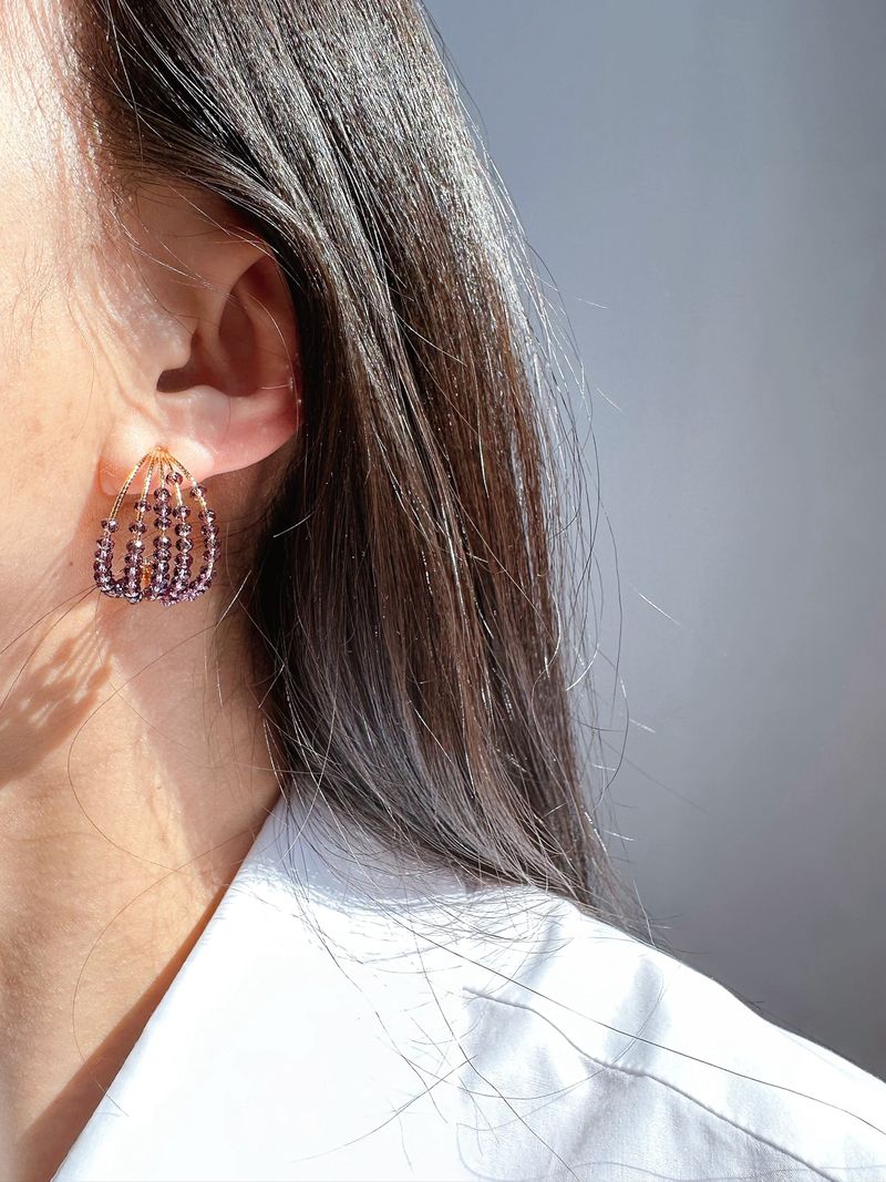 Orecchini da donna fatti a mano con perline di cristallo viola, orecchini a cerchio a C multistrato, accessori boho chic placcati in oro per l'estate_voghion.com