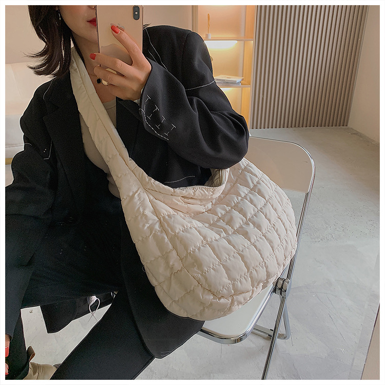 2023 Nuovo Best-seller Leggero Casual All-match Borsa da donna Urbano Semplice Moda Trendy Down Bag Messenger Gnocco Tote Bag_voghion.com