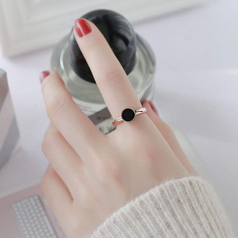 Minimalist Black Round Plate For Women, Versatile And Unique Titanium Steel With Rose Gold Plating, Non-Fading Index_voghion.com