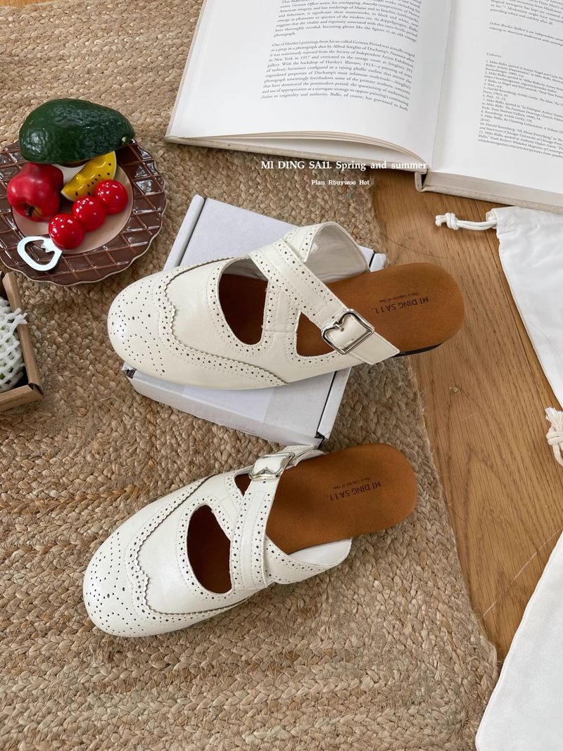 Artistic Carved Temperament Closed-Toe Half Slippers Comfortable Versatile Cross Strap Flat Mules Women's Shoes_voghion.com