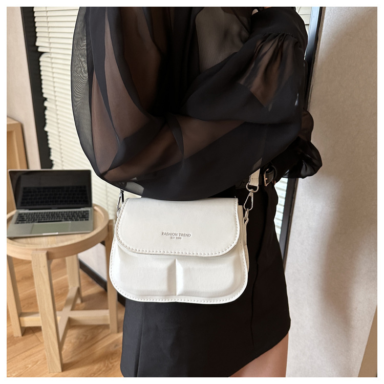 2023 sommer Neue Sattel Tasche Umhängetasche Weibliche Einfache Mode Schulter Tasche Casual Pendeln Nische Design Tasche_voghion.com