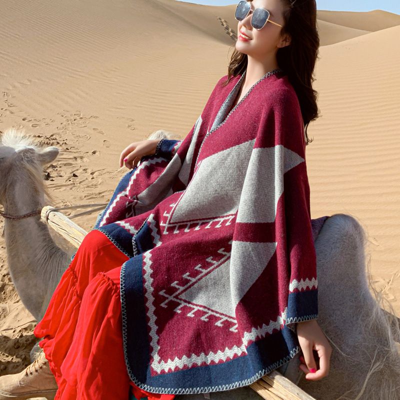 Turistické fotografie jezera Xizang Qinghai. Zabalené v šálu před dámským podzimním a zimním teplým oblečením._voghion.com
