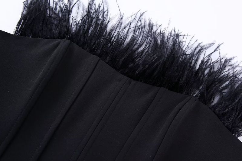 Seksowny, dwukolorowy top damski w stylu gorsetu z piórami i kopertowym dekoltem_voghion.com