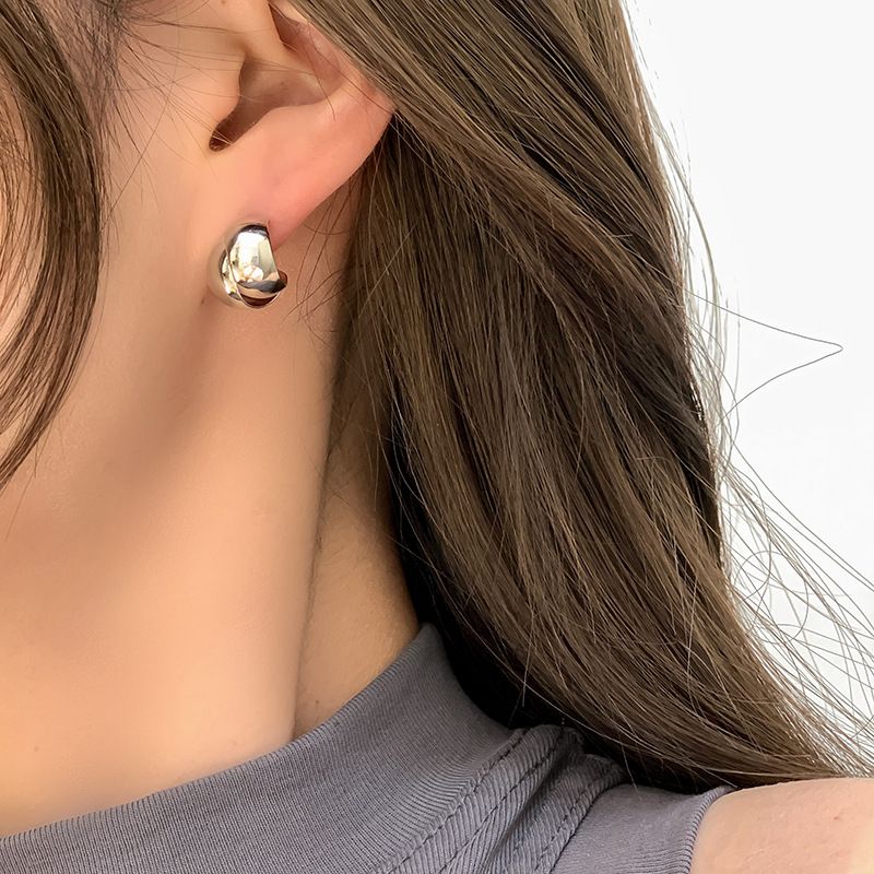 Piccolo design di nicchia con superfici fotosensibili sfalsate e stratificate, orecchini da donna in stile cool a forma di C irregolare e_voghion.com