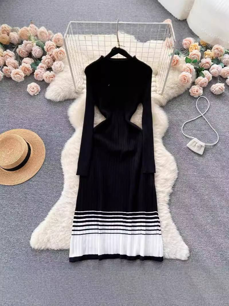 Abito maglione snellente in maglia elastica con collo alto a righe in stile retrò da donna_voghion.com
