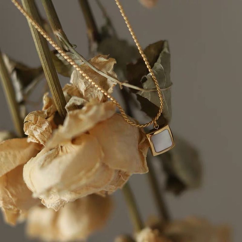 Nuova collana a conchiglia quadrata liscia geometrica semplice in acciaio al titanio 3D 2022, accessori da donna di tendenza_voghion.com