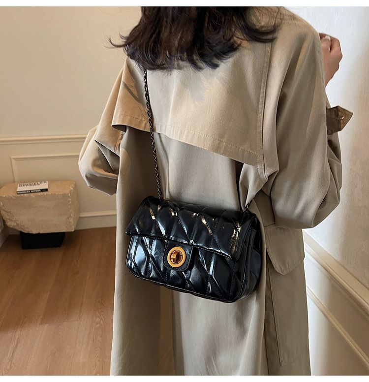 Modische Achseltasche aus Ölwachsleder für Damen 2024 Neue High-End-Nischen-Umhängetasche mit einer Schulter und vielseitiger Textur_voghion.com