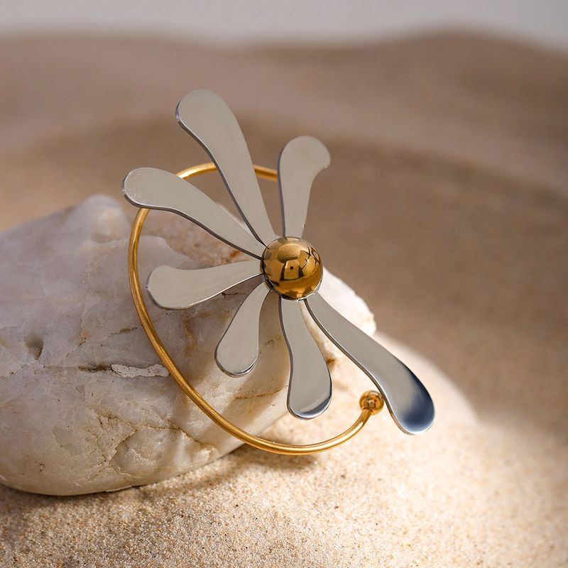Orecchini piccoli a forma di margherita color oro e argento in acciaio inossidabile, nuovi per l'estate 2024_voghion.com