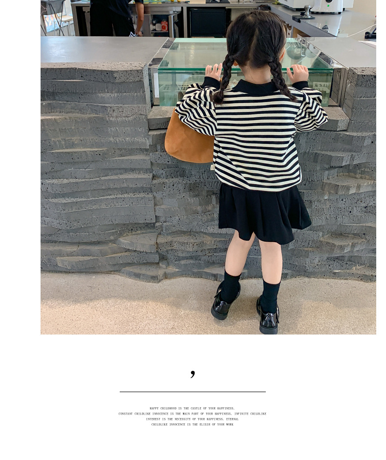 Versione coreana della nuova bambina autunnale del 2023 con felpa con cappuccio a forma di orsetto a righe e gonna corta a pieghe in due pezzi_voghion.com