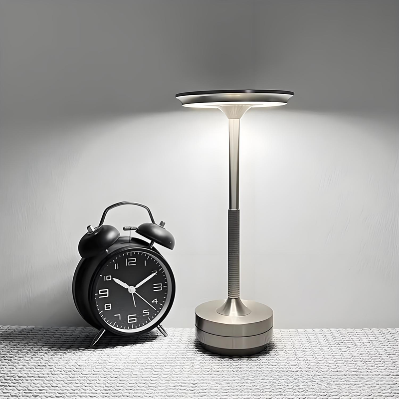 Fliegende Untertasse Kreativer Schlafzimmer-Nachttisch Luxus-High-End-Ladeatmosphäre Augenschutz Nachtlicht-Arbeitstisch_voghion.com