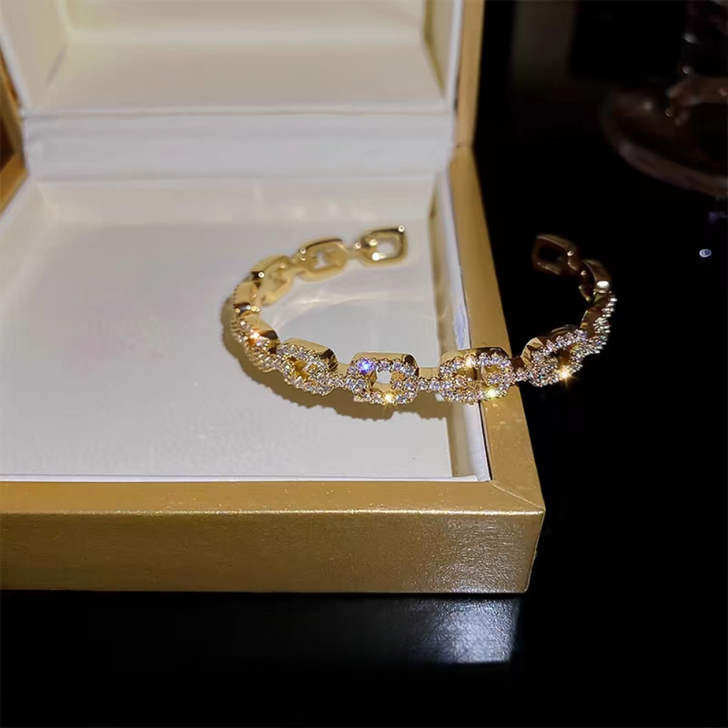 Nova pulseira de luxo com personalidade geométrica vazada, rede de moda, luz vermelha, design de nicho, temperamento requintado, pulseira simples feminina_voghion.com