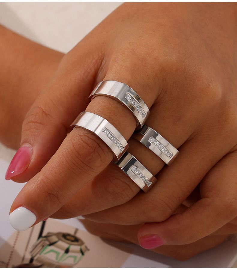 Elegante anello da donna in acciaio al titanio placcato oro con dettagli in diamanti - Anello con design geometrico impilabile per donne e uomini, taglie 6-8_voghion.com