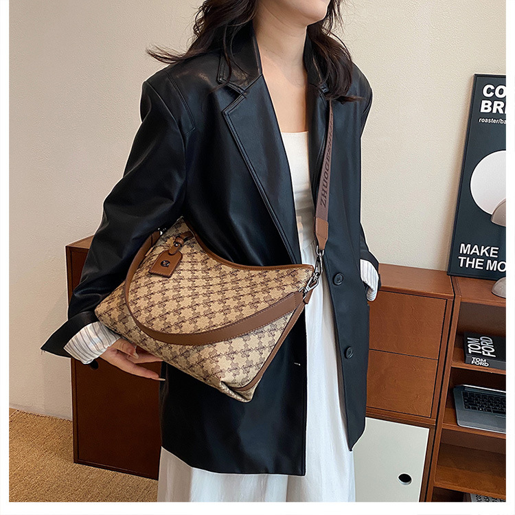 Bolsas de alta qualidade de grande capacidade para mulheres 2024 outono e inverno bolsas grandes populares versáteis letras impressas de um ombro bolsa quadrada pequena_voghion.com