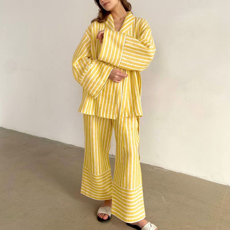 Completo casual da donna con camicetta a righe a maniche lunghe, cintura e pantaloni a vita alta e gamba larga – Outfit alla moda autunnale_voghion.com