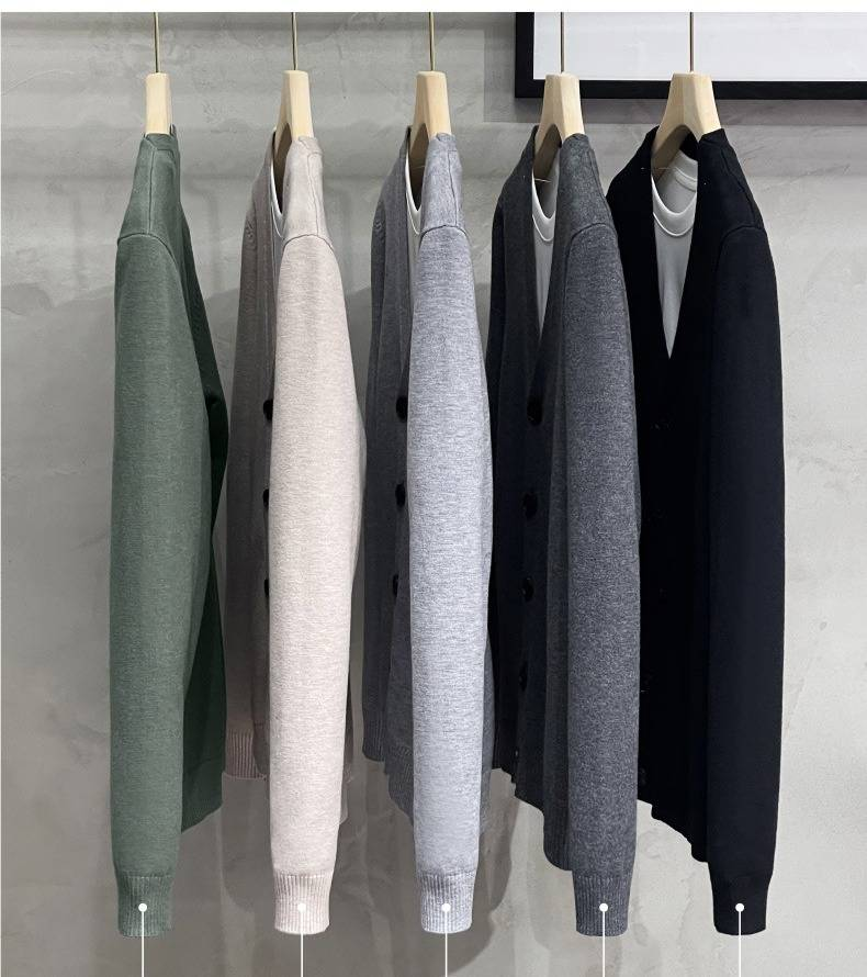 Strickjacke mit V-Ausschnitt im koreanischen Stil – Leichter Pullover mit offener Vorderseite für Frühling/Herbst für Herren (Schwarz, Grün, Aprikose, Grau) | Trendiges Lagenstück_voghion.com