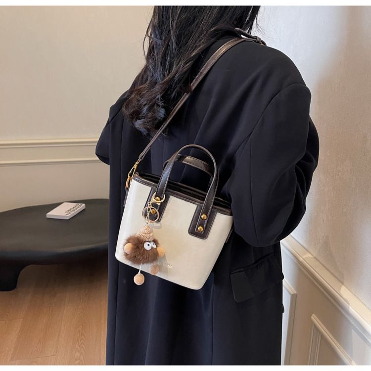 Fashion Hundred -olkalaukku, tekstuurikassi, ämpärilaukku_voghion.com