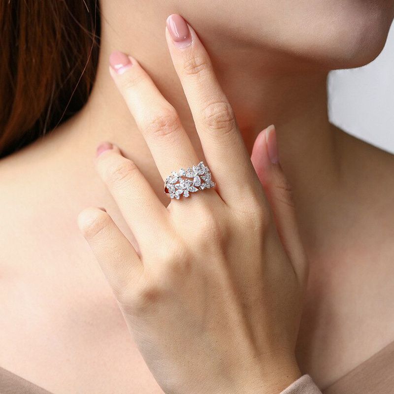 Cao Shis schillernder Ring mit Blütenblättern ist ein luxuriöses und trendiges Schmuckaccessoire für die Hochzeit von Frauen_voghion.com