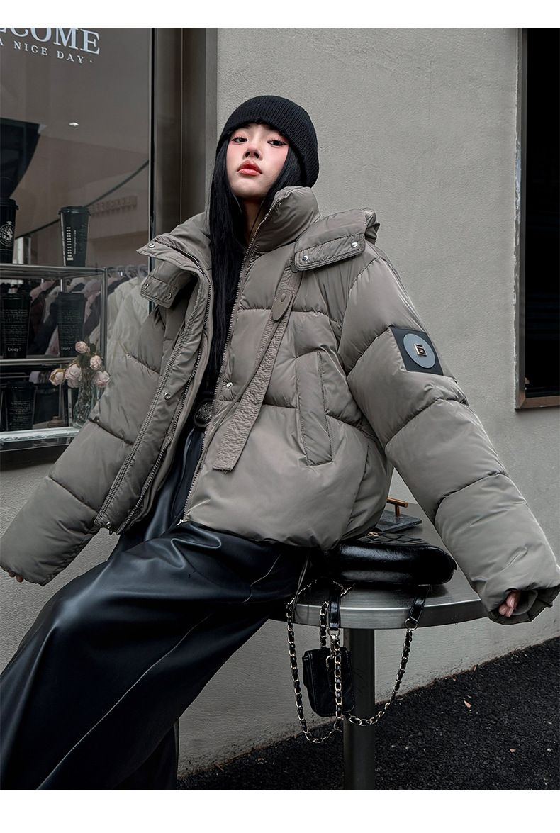 Pufferjacke für Damen – Übergroßer Kurzmantel mit Kapuze und Polyesterfüllung (M-2XL, wintertauglich, Reißverschluss, Schwarz/Grau/Taupe/Ankara-Rot)_voghion.com