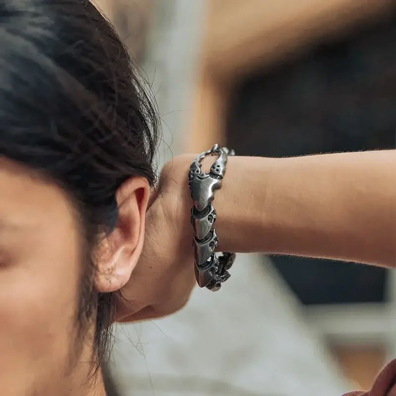 Bracelet homme style punk, griffe de scorpion noire, style hip-hop, cool, accessoires_voghion.com