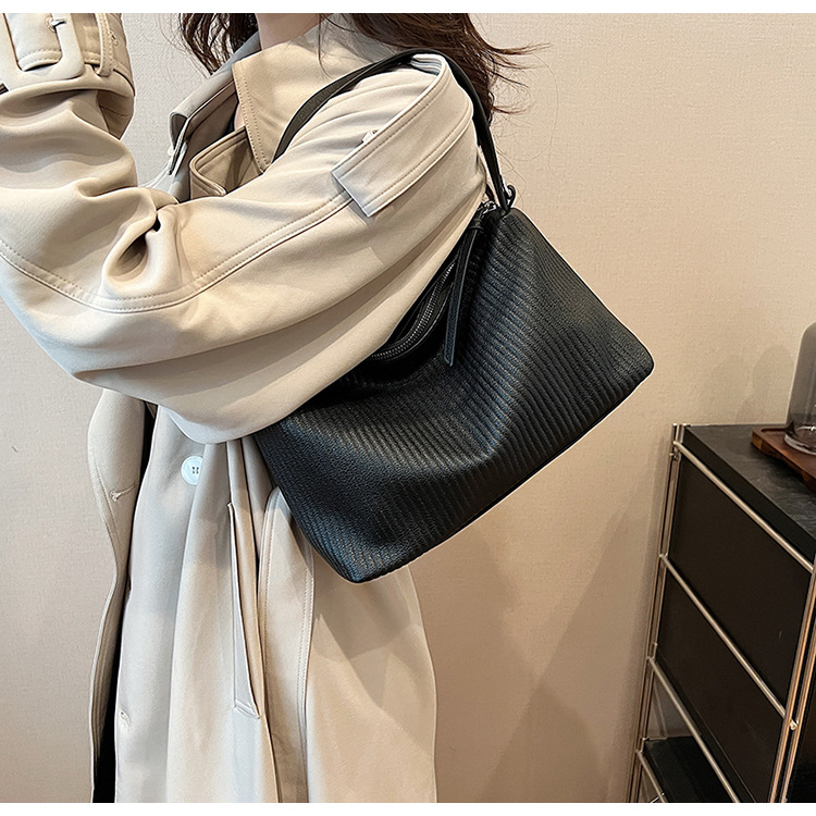 Retro Handheld Kleine Tas voor Vrouwen 2024 Nieuwe Lente Mode Eenvoudige en Veelzijdige Kleine Vierkante Tas met Hoge Kwaliteit Textuur, Unieke Casual Schoudertas_voghion.com