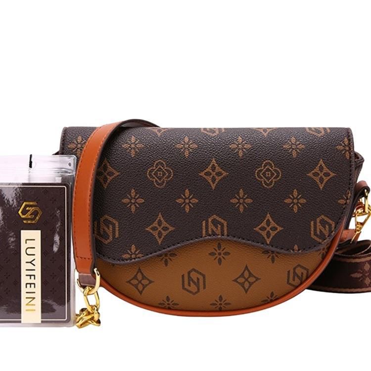 2025 New Fashion Wide Strap Crossbody Small Bag With Printed Chain For Women_voghion.com
