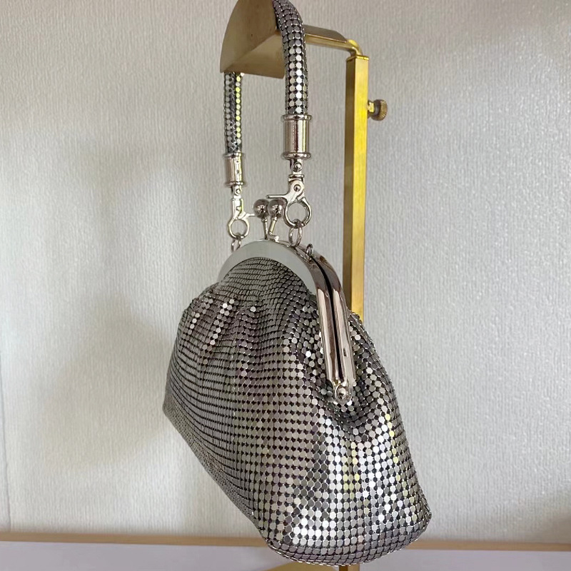 2024 neue Nische beliebte Cloud-Einzelschulter-Leichtluxus-Handtasche aus mit Strasssteinen umwickeltem Aluminiumblech_voghion.com
