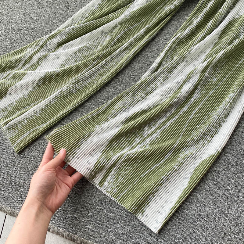Damenbekleidung in Anzügen für Frauen im Sommerdesign mit geriffelter Farbabstimmung, stark plissierten kurzen Oberteilen + weiten Hosen_voghion.com