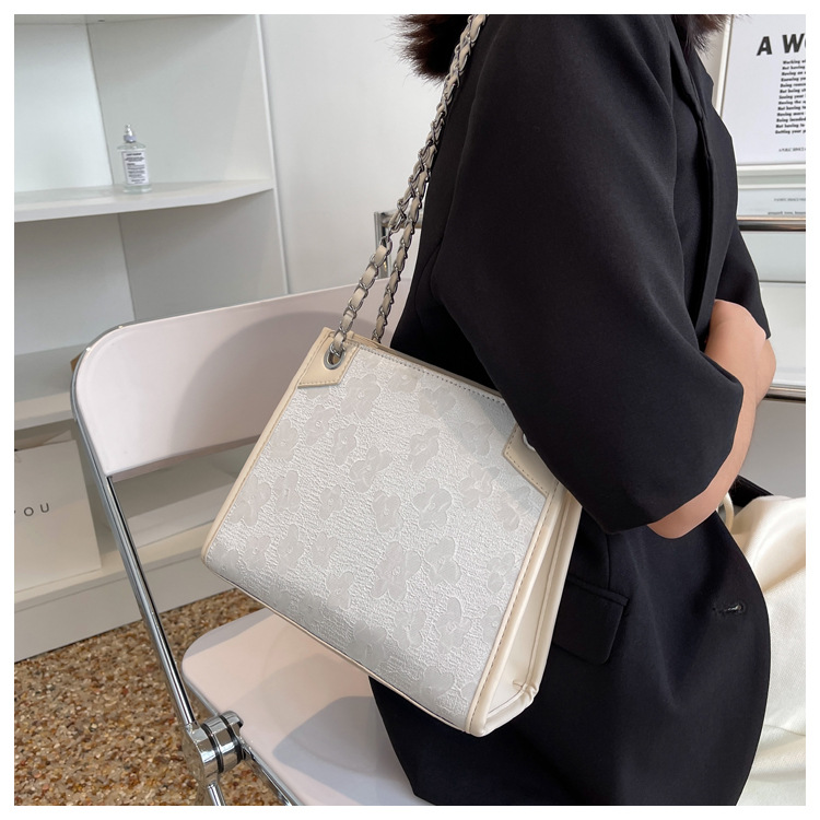 Grand sac jacquard en soie de grande capacité pour femmes, sacoche à bandoulière large, fourre-tout assorti à la mode, nouvelle collection 2023_voghion.com