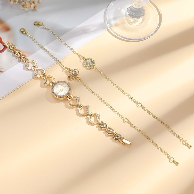 Modisches Set aus herzförmiger, diamantbesetzter Hohluhr und vierblättrigem Kleeblatt_voghion.com