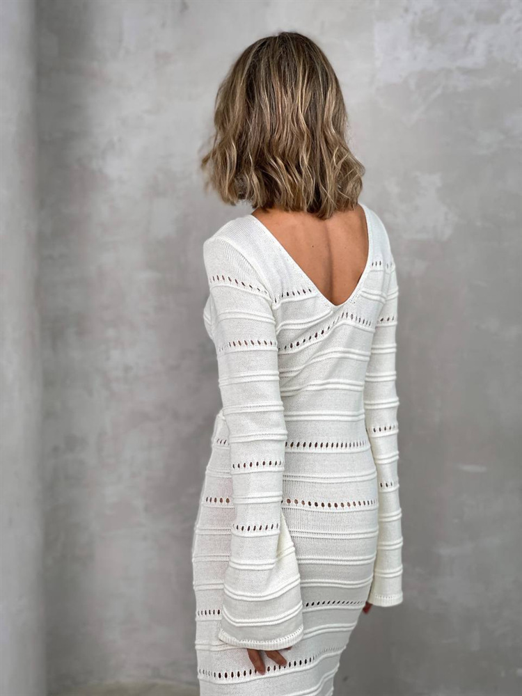 Eng gestricktes, langärmliges Kleid mit rundem Lochausschnitt und langem Rock_voghion.com