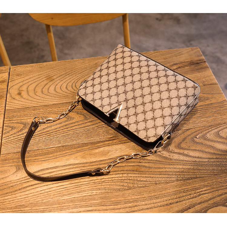 Die neue Damentasche ist eine modische und leicht zu tragende Retro-bedruckte Muscheltasche mit schräger Umhängetasche und Kettenhandtasche_voghion.com